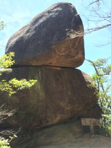 重ね岩