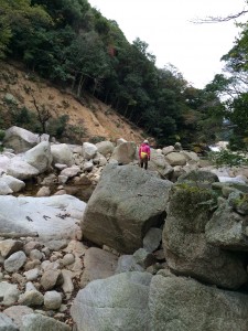 川沿いを歩く