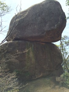重ね岩