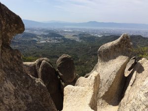 天狗岩を登っていくと